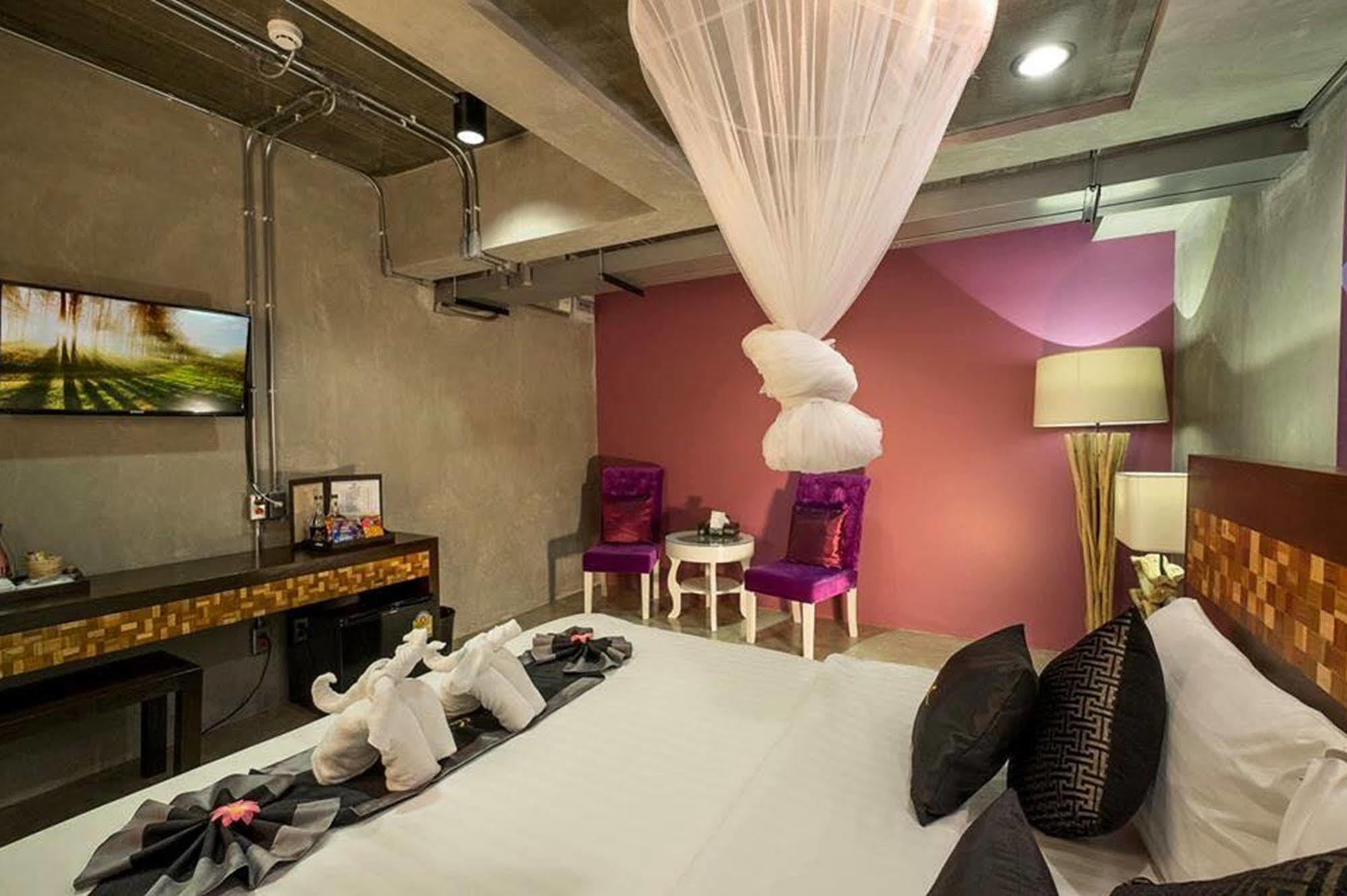 Thapae Loft Hotell Chiang Mai Exteriör bild