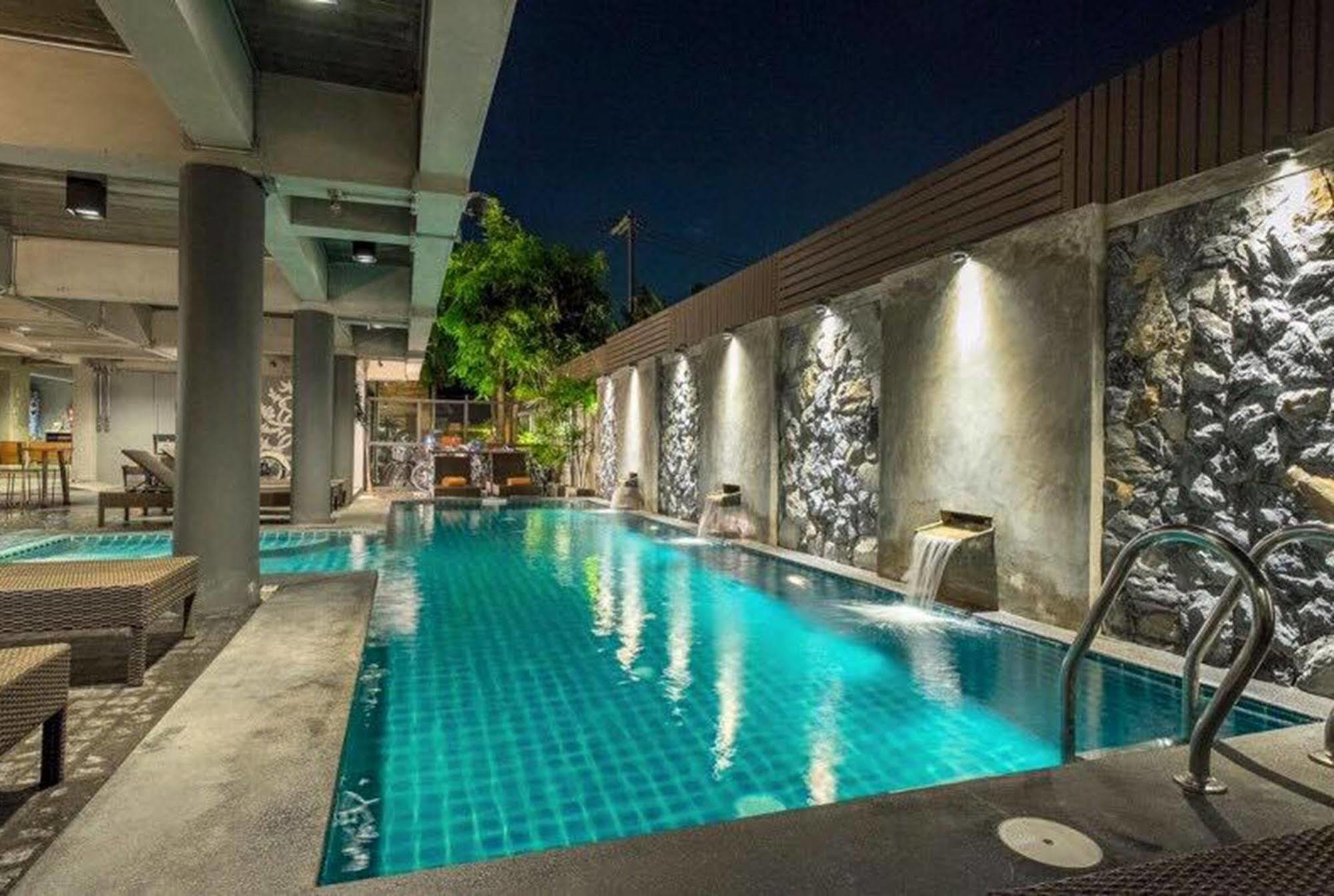 Thapae Loft Hotell Chiang Mai Exteriör bild